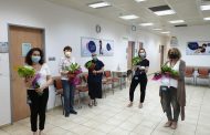 מכבי במבצע חלוקת זרי פרחים לניצולי שואה עריריים באשקלון