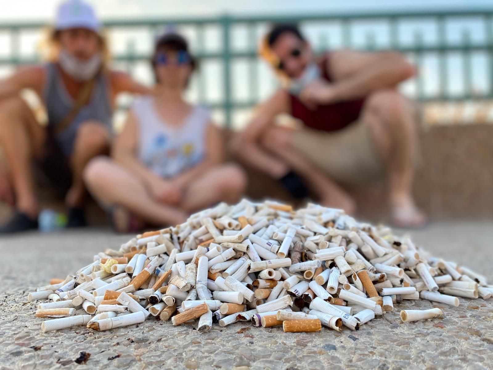 מבצע איסוף בדלי סיגריות של מזהמים סביבתיים